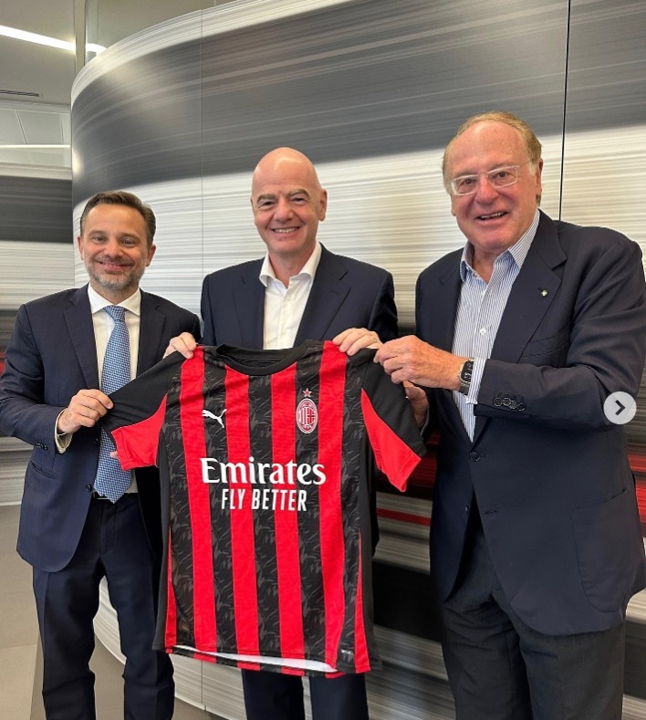 开云官网-国际足联主席因凡蒂诺造访米兰总部，并与米兰高层合影