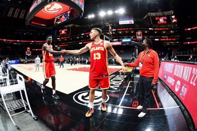 开云官网-友情超越比赛！他们是老鹰阵中的一对特别战友