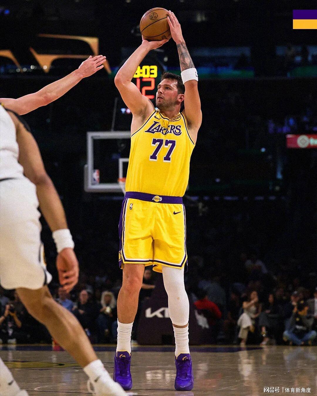 开云体育APP下载-卧槽！鱼跃救球+罚球扳平+加时绝杀，三巨头“完美一战”不真实！